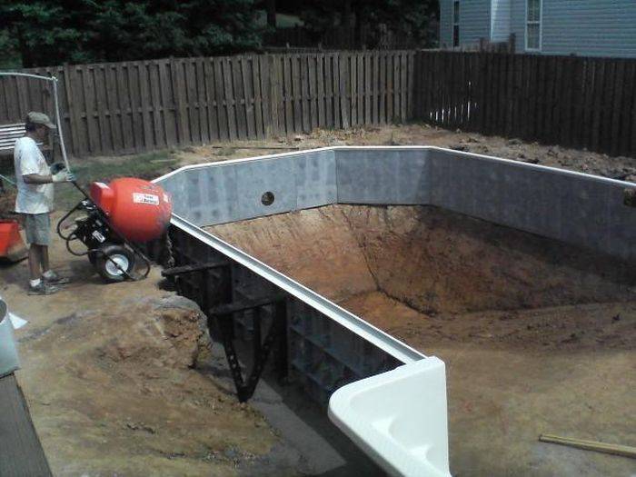 Как построить бассейн с бетонной чашей своими руками