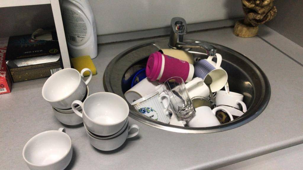 Удача в ваших руках: почему нельзя мыть посуду в гостях