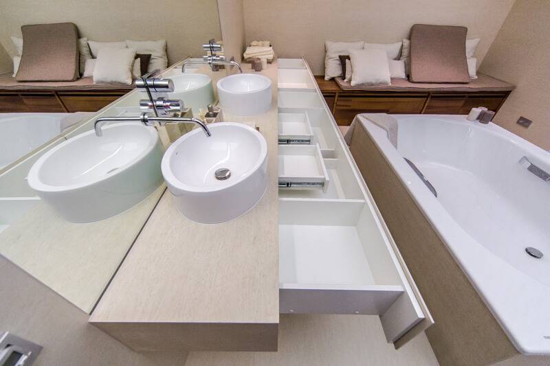 Какая накладная раковина на столешницу лучше подойдет в ванную комнату: материал и размеры, монтаж, уход