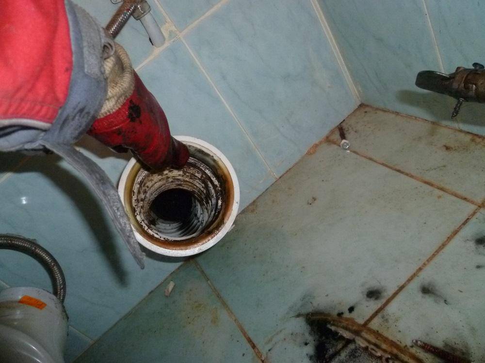 Запах из канализации в квартире: лучшие способы, как его устранить на кухне и в ванной