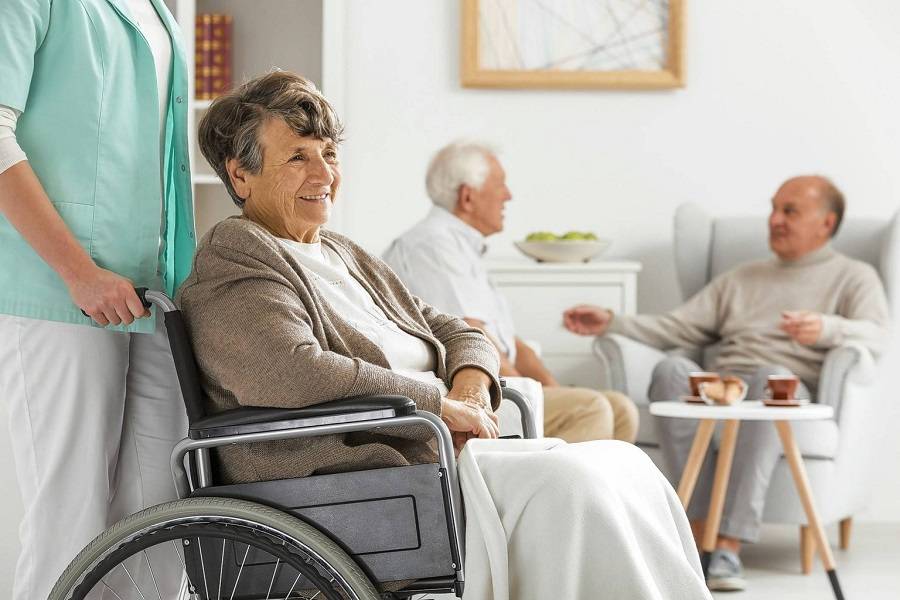 Как определить родственника в дом престарелых: особенности процедуры