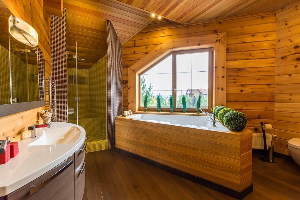 Ванная в деревянном доме: рекомендации для планировки и фото интерьеров