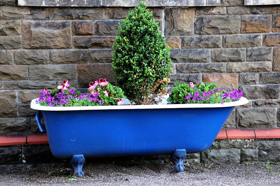 Красота и польза: как использовать старую ванну на даче