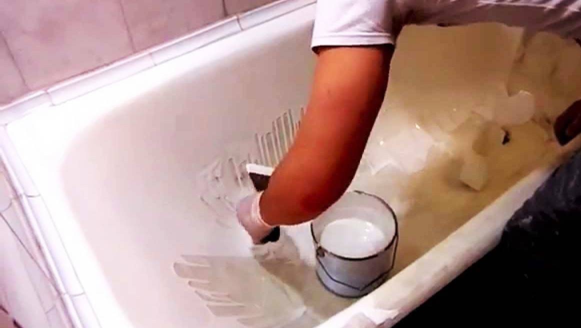 Как и чем можно покрасить чугунную ванну: обзор лучших способов реставрации