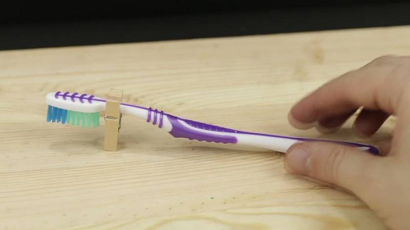 Что можно сделать из зубной щетки старой: миниатюрный ершик, браслет, ручка вязального крючка, другие методы применения