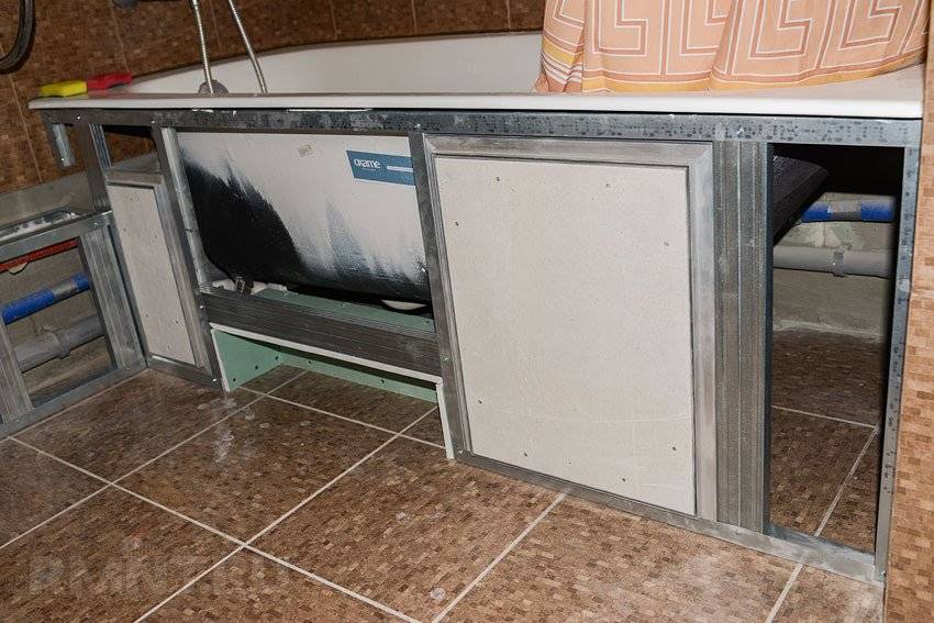 Экран под ванну из плитки с потайным люком-ревизией