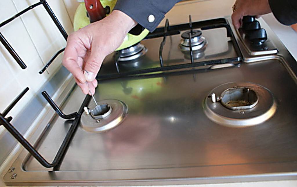 Почему газовая плита не держит пламя, тухнет духовка и гаснет конфорка: диагностика поломок и их ремонт