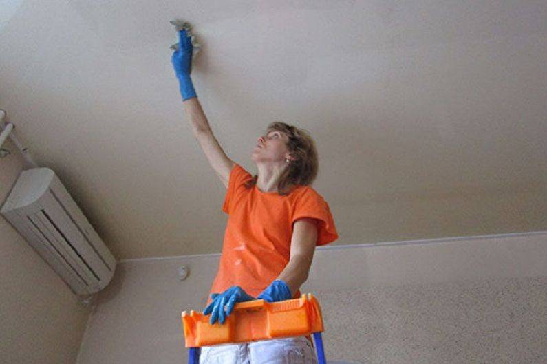 Как эффективно вымыть натяжной потолок и не порвать его