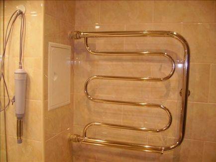 Как правильно разместить полотенцесушитель: над ванной или унитазом, а может, под раковиной?