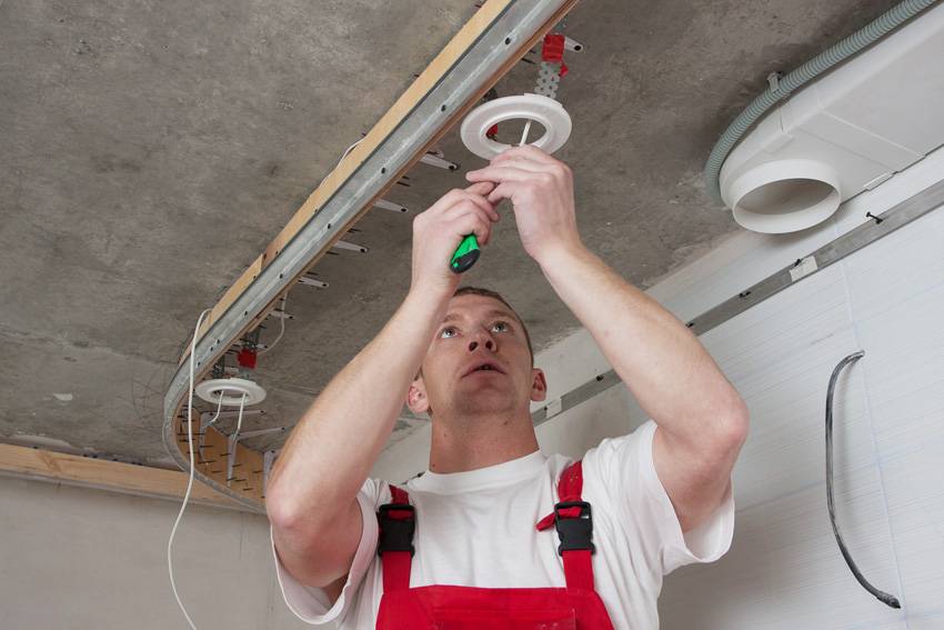 Монтаж люстры на натяжной потолок: основные этапы самостоятельной установки
