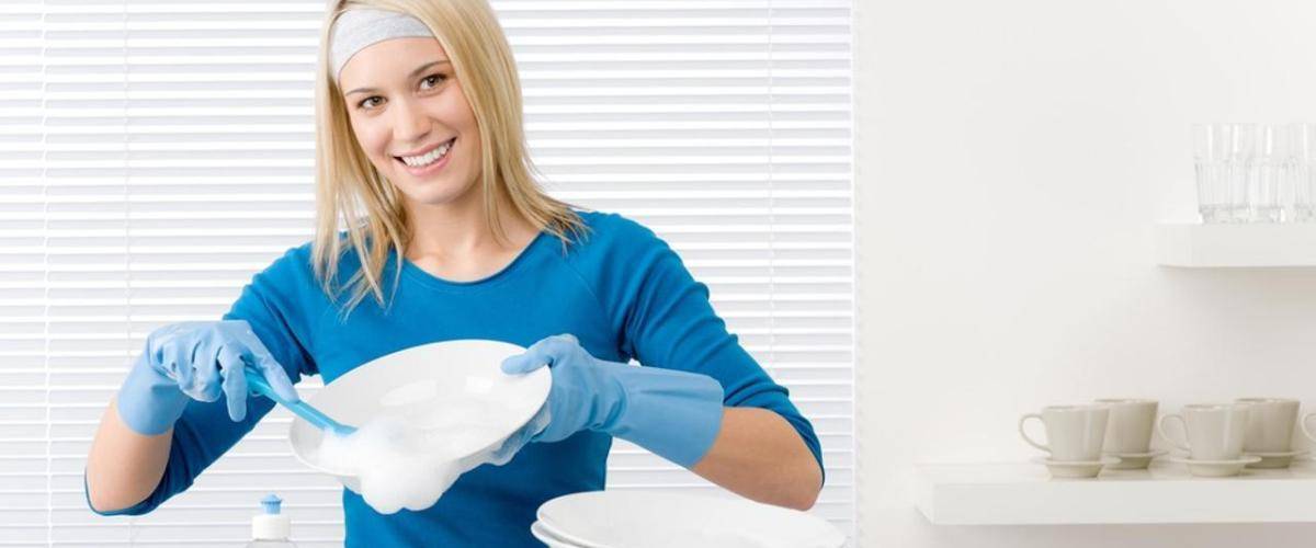 Почему нельзя мыть посуду в гостях: значение приметы