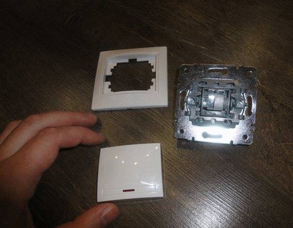 Замена выключателя света в квартире своими руками: как поменять выключатель с одной кнопкой и снять его со стены? можно ли открутить двухклавишный?