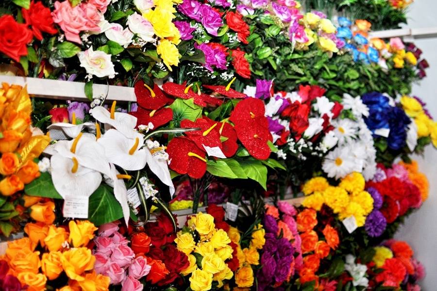 Можно ли держать дома искусственные цветы: приметы и здравый смысл