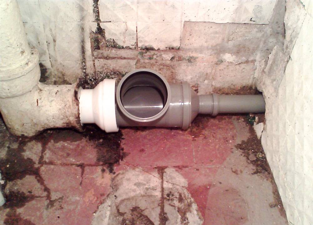 Замена канализационной трубы с чугуна на пластик :: syl.ru