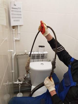 Как прочистить канализационные трубы разными способами