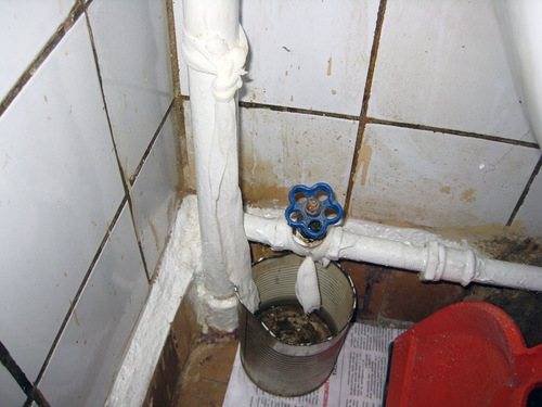 Конденсат на трубах холодной воды: что делать, если образуется в туалете, в ванной, на стояке, когда нужно избавляться и как