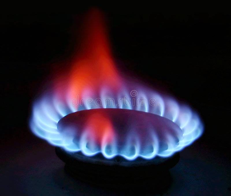 Красное пламя в газовой горелке. почему газ горит красным пламенем
