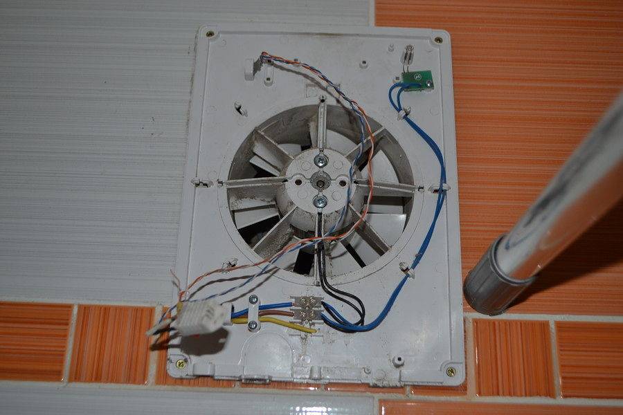 Подробные схемы по подключению вытяжного вентилятора в ванной: через выключатель, со встроенным таймером и датчиком влажности. подключение вентилятора в санузле через выключатель света