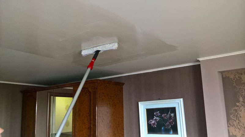 Как помыть натяжной потолок: эффективные способы и моющие средства
