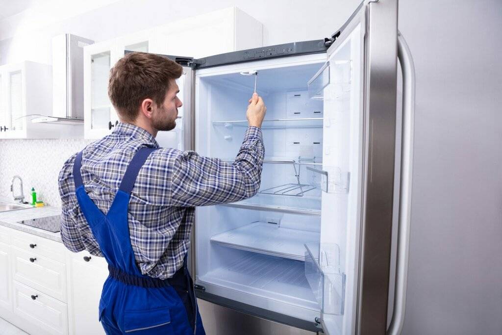 Почему холодильник не отключается, но морозит: причины и что делать