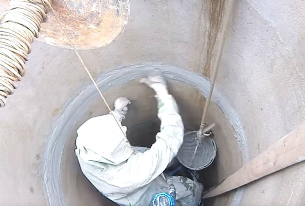 Как заделать швы в колодце из бетонных колец