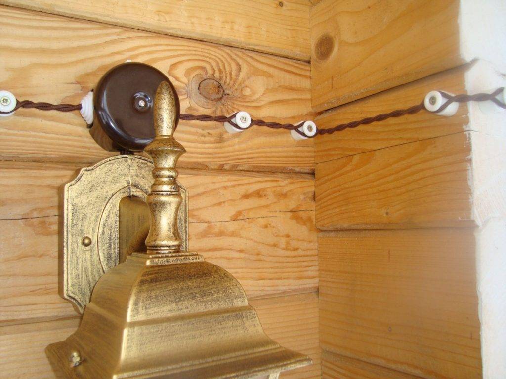 Открытая ретро проводка в деревянном доме: красивые винтажные розетки и .