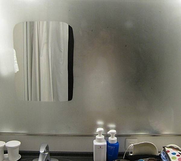 Чем помыть зеркало без разводов: как защитить от влаги и очистить от известкового налета
