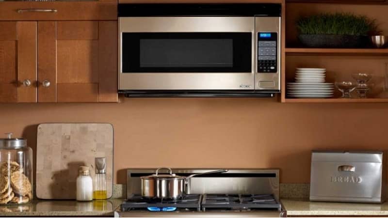 Можно ли над плитой (на кухне) повесить микроволновку на кронштейнах или встроенную в гарнитур?