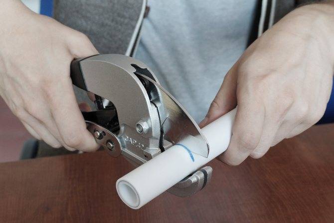 Как выбрать и пользоваться труборезом для металлопластиковых труб
