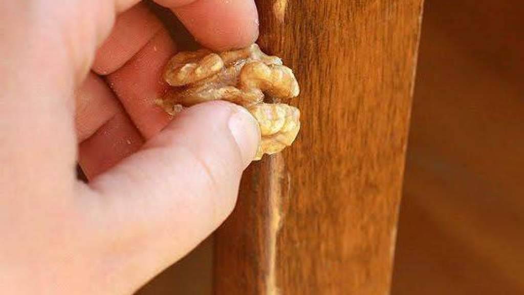 Как грецкий орех поможет устранить царапины на мебели