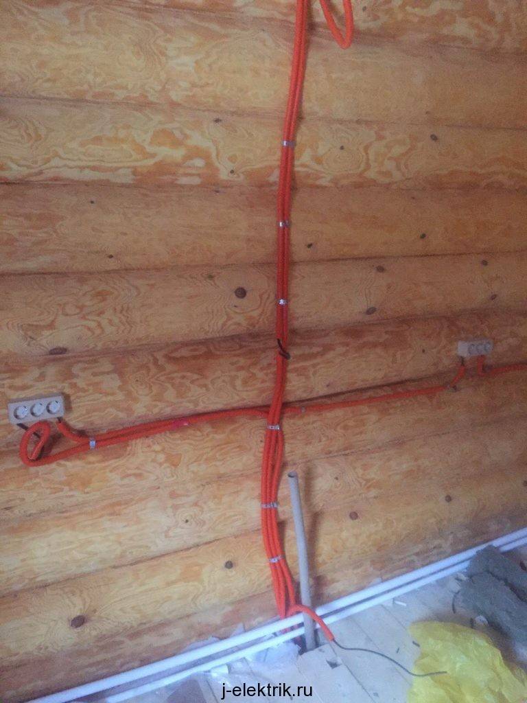 Открытая проводка в деревянном доме своими руками – особенности и способы ее монтажа