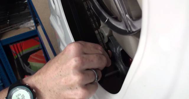 Как поставить новый тугой ремень на стиральную машину » видео по ремонту бытовой техники