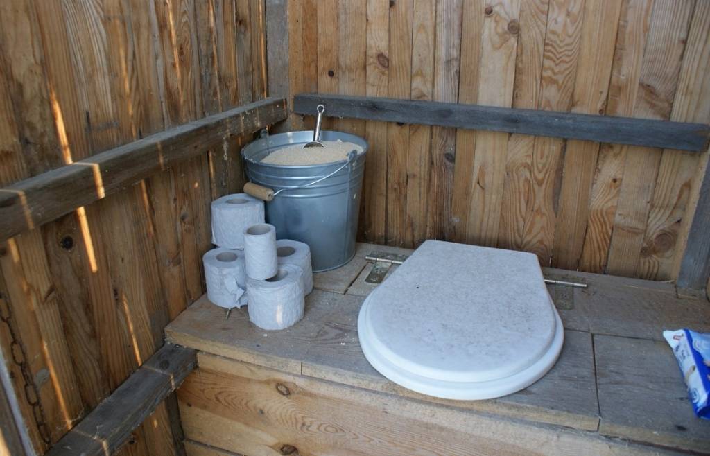 Пластиковый унитаз для дачного туалета: пластмассовый, уличный, для дачи, выгребной ямы деревенского участка
