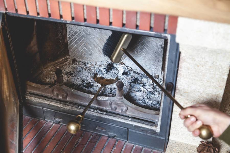 Чистка дымоходов печей и каминов от сажи: обзор лучших способов и средств прочистки дымоходных труб