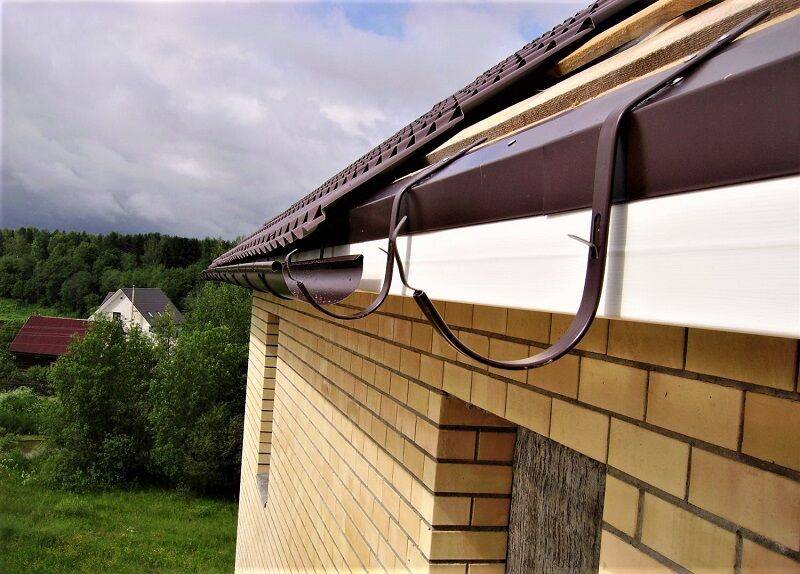 Металлические водостоки для крыши – монтаж своими рукамистройкод