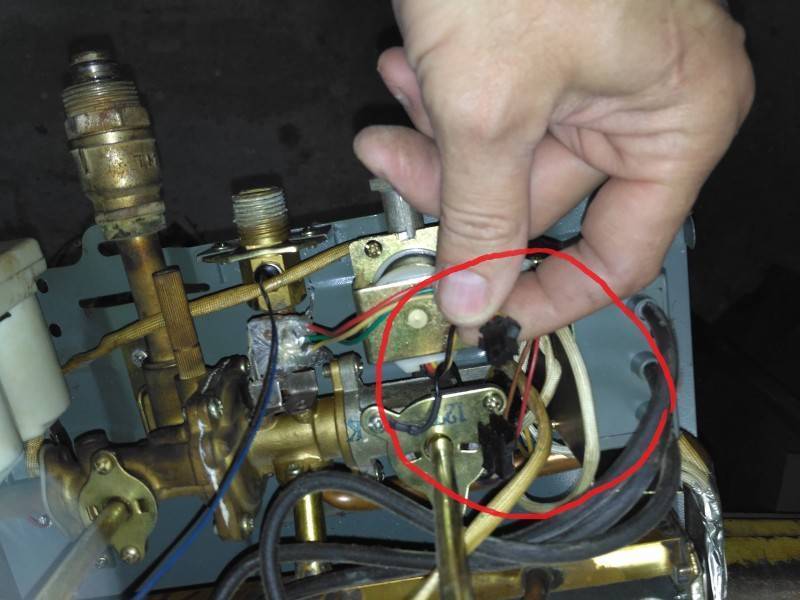 Почему автоподжиг газовой плиты постоянно щелкает и самопроизвольно срабатывает: поломки и их ремонт