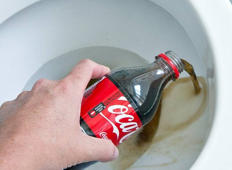 Что будет, если налить в туалет «Кока колу»
