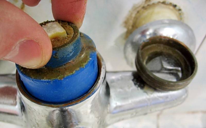 Ремонт смесителя своими руками: как починить кран в ванной комнате и на кухне (видео инструкция для начинающих мастеров)
