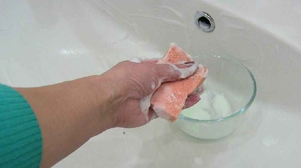 Как почистить и чем растворить волосы в сливе ванной?