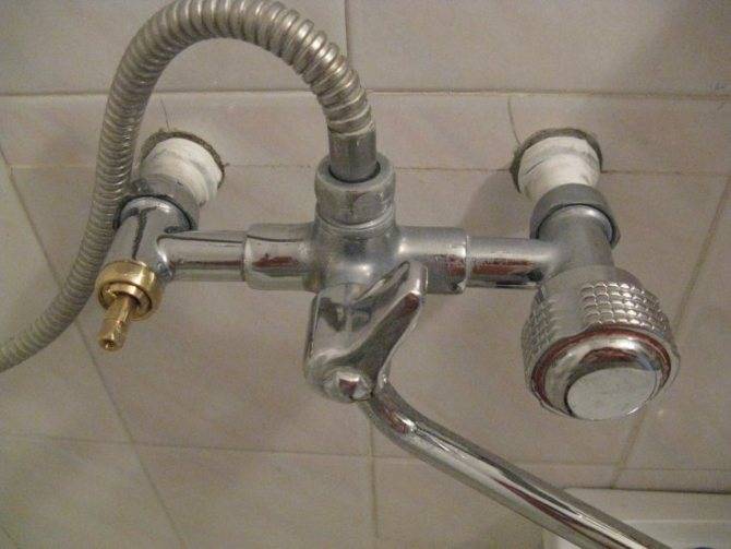 Как установить смеситель в ванной