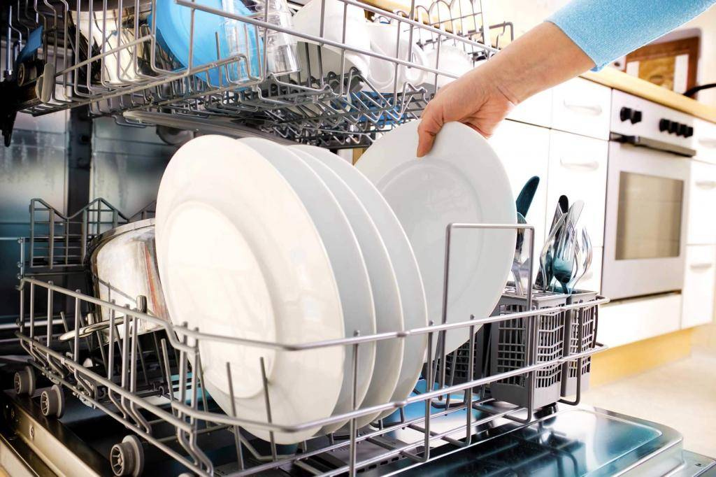 Почему не нужно ополаскивать посуду перед посудомоечной машиной