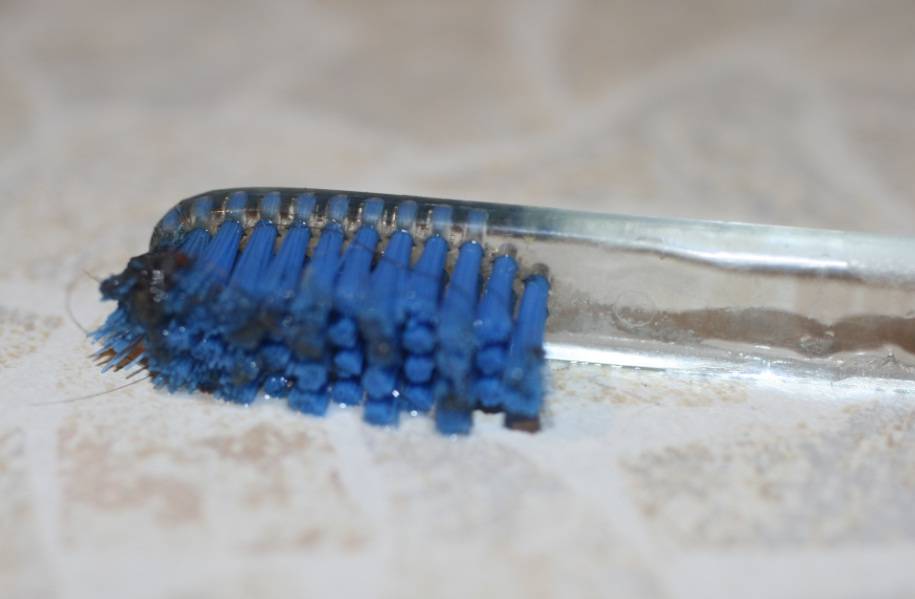 Что можно сделать из старых зубных щёток