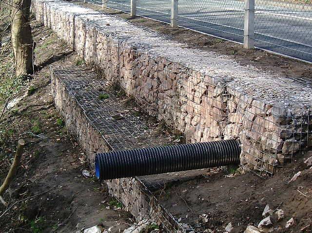 Подпорные стенки, откосы из пенопласта: 5 вариантов укрепления дренажной канавы