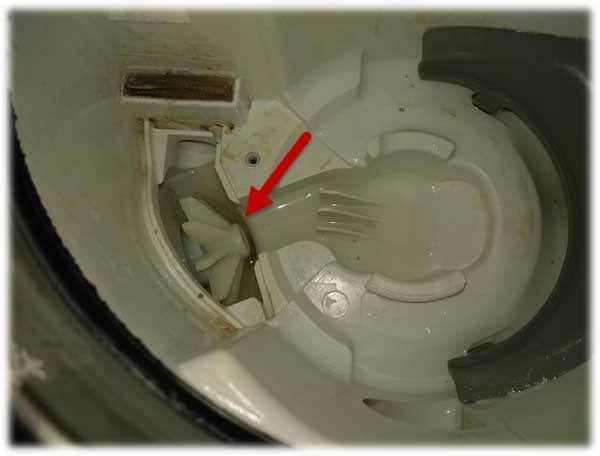 Пмм не сливает воду. Засорилась посудомоечная машина Bosch. Посудомоечная машина Bosch засор сливного насоса. Посудомоечная машина Bosch не сливает воду.