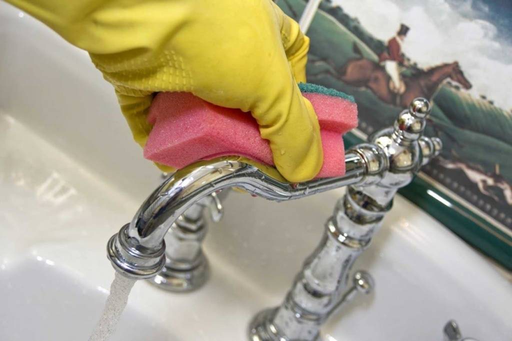 Средство для очистки смесителя от налета, которое есть в любой ванной