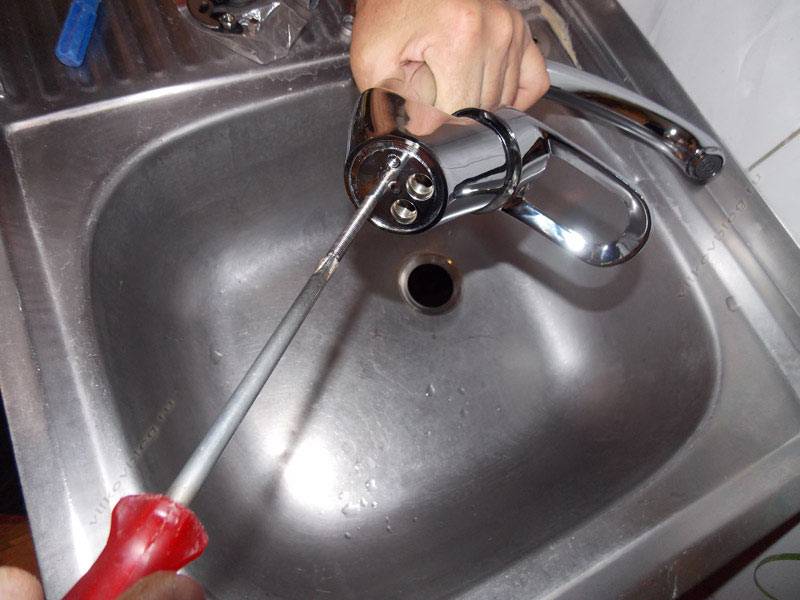 Замена смесителя в ванной: как поменять кран своими руками, заменить женщине, менять старый советский самостоятельно, смена