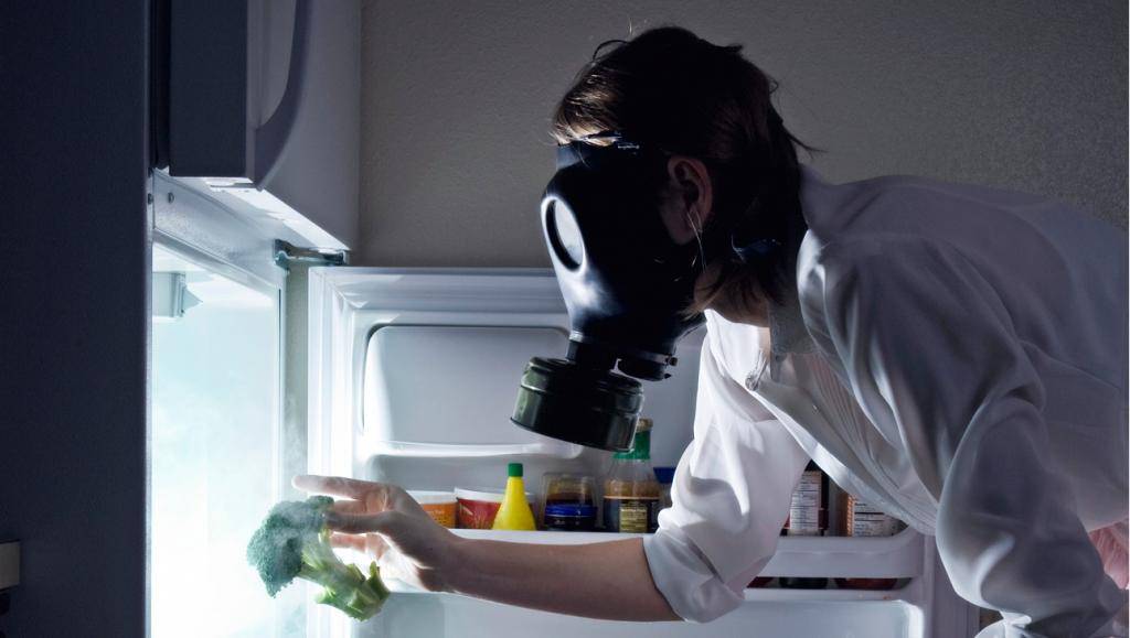 Как легко избавиться от запаха в холодильнике