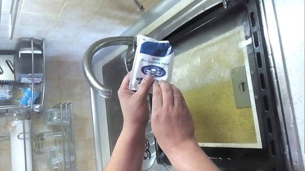 7 способов отчистить кухонную вытяжку от пыли и жира